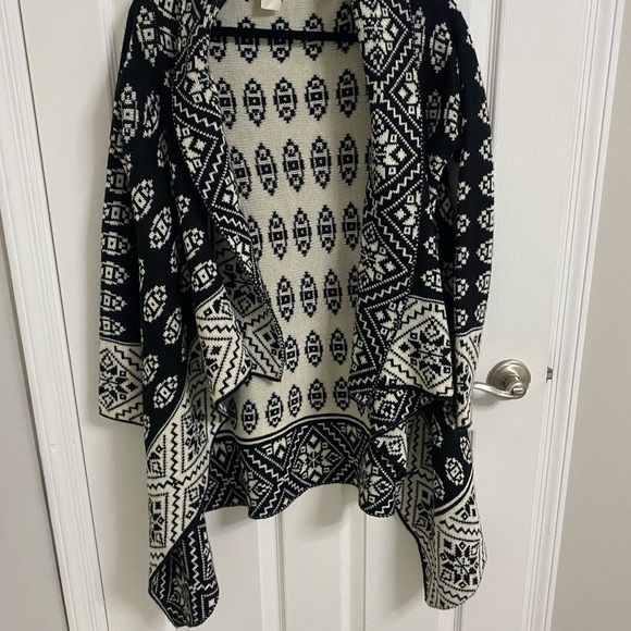 Elodie Black and White Geometric Shawl/ Cardigan - Picture 3 of 4